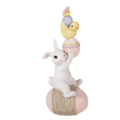 Tojáson ülő fehér nyuszi csibét tartva